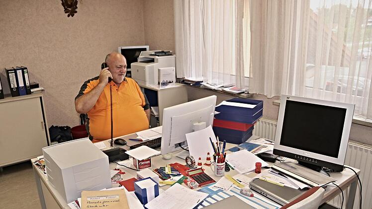 Bauhofleiter Gerd-Peter Schmidt in seinem Büro, von wo er die Arbeiten koordiniert und auch manchmal Anrufe entgegen nimmt, die ihn nicht freuen wenn zu viel genörgelt wird. Foto: Helmut Will