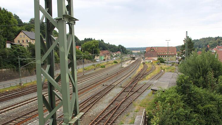 Impressionen vom Bahnhof Kronach - fotografiert im Sommer 2018. Hier der Ausblick aus dem Südstellwerk. Foto: Andreas Schmitt