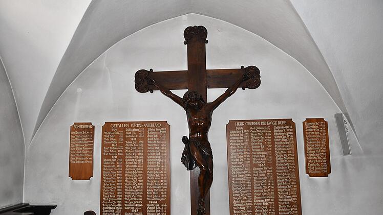 In der Pfarrkirche hängen Tafeln mit den Namen aller Hallstadter Opfern der beiden Weltkriege.Foto: Ronald Rinklef
