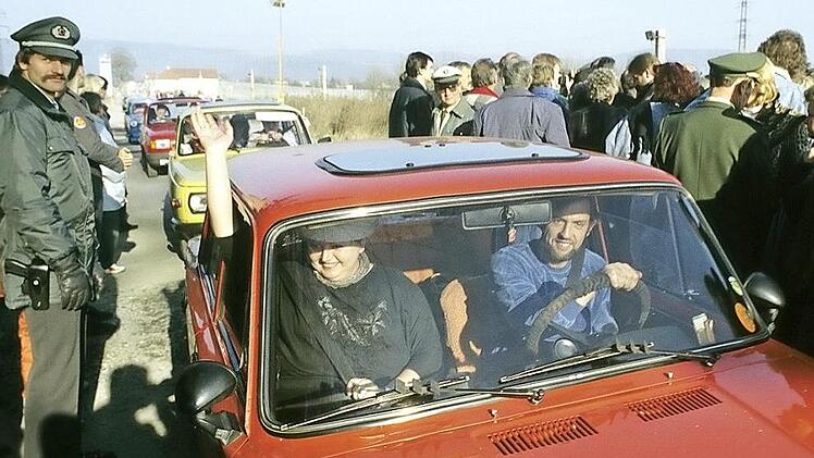 Erinnerungen an die Tage der Grenzöffnung, hier an der Gebrannten Brücke in Neustadt: Trabi-Schlangen und glückliche Menschen. Foto: Klaus Wöhner