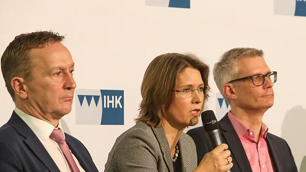 Wer lenkt in Zukunft die Geschicke Forchheims? Die OB-Kandidaten Udo Sch&ouml;nfelder, Annette Prechtel und Uwe Kirschstein (von links) stellten sich am 17. Februar  der Podiumsdiskussion von FT, Radio Bamberg und IHK in Sparkasse Forchheim. Barbara Herbst