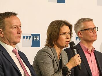 Wer lenkt in Zukunft die Geschicke Forchheims? Die OB-Kandidaten Udo Schönfelder, Annette Prechtel und Uwe Kirschstein (von links) stellten sich am 17. Februar  der Podiumsdiskussion von FT, Radio Bamberg und IHK in Sparkasse Forchheim. Barbara Herbst