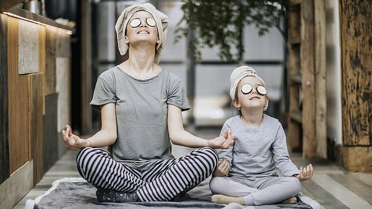 Mutter und Tochter beim Yoga