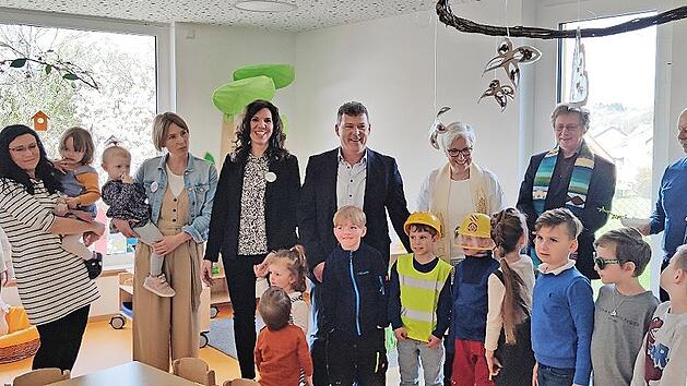 In einer kurzweiligen Feierstunde haben die Kinder zusammen mit ihren G&auml;sten aus Kirche, Politik und Verwaltung ihre erweiterte Tagesst&auml;tte eingeweiht.