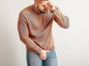 Mann mit Schmerzen in den Genitalien