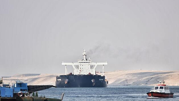 Schiffsverkehr im Suezkanal