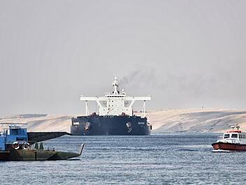 Schiffsverkehr im Suezkanal