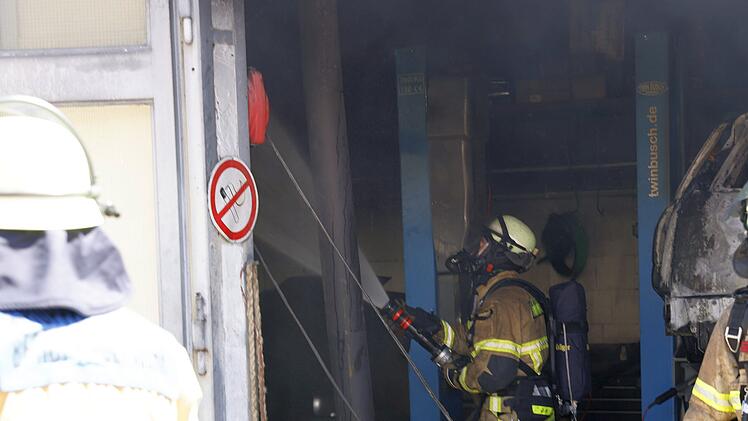 Feuer in F&uuml;rther Autowerkstatt
