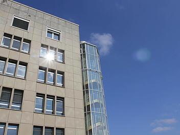Von der sprichwörtlichen Sonne verwöhnt ist vor allem die Südfassade des Landratsamtes. Foto: Michael Gründel