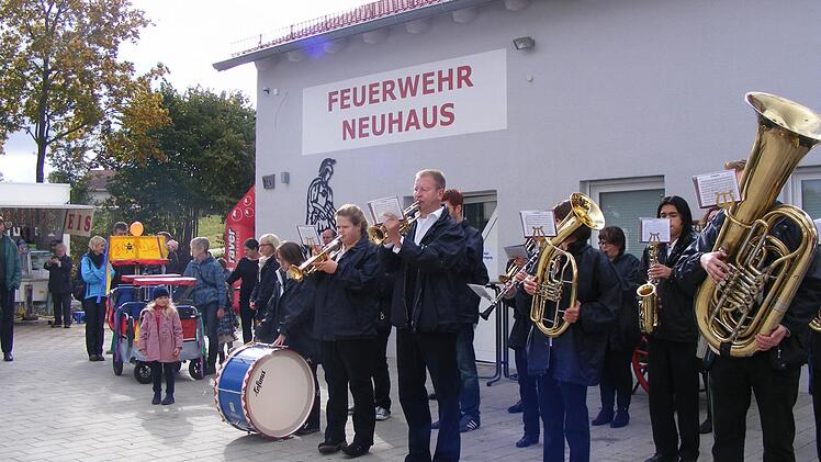 Die Adelsdorfer Musikanten sorgten vor dem neuen Feuerwehrhaus für festliche Stimmung.