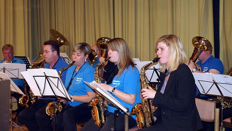 Das Saxofonquartett der Wallenfelser Blasmusik. Von rechts Yvonne Schütz, Kathrin Krump, Tina Krump und Thomas Welscher.