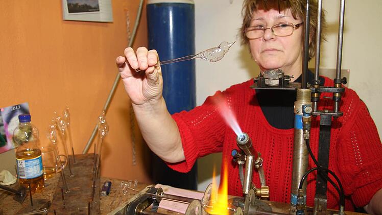 Auch Christa Müller-Blech ist ist Glasbläserin. Sie bläst Vögel - und dreht die Überreste ab, das wird später der Schnabel.