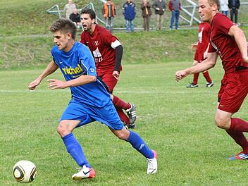 Der Kupferberger Alexander Schuberth (am Ball) hat den umstrittenen Elfmeter im Spiel gegen Grafengehaig im Nachschuss verwandelt. Foto: Monika Limmer