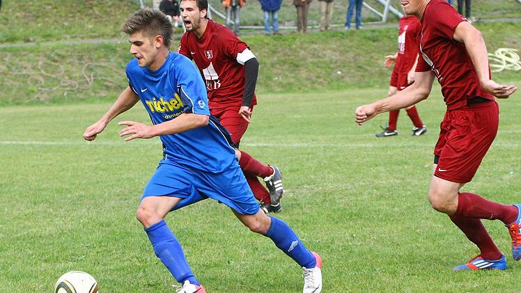 Der Kupferberger Alexander Schuberth (am Ball) hat den umstrittenen Elfmeter im Spiel gegen Grafengehaig im Nachschuss verwandelt. Foto: Monika Limmer