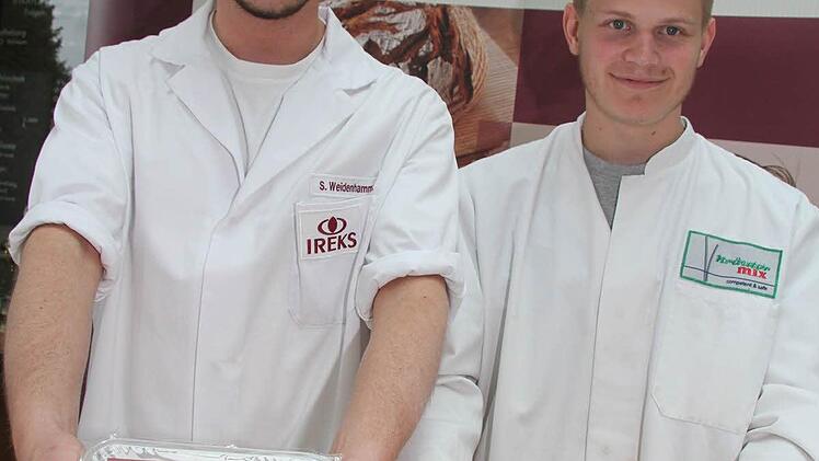 Ein warmes Baguette mit Füllung zeigen Sebastian Weidenhammer und Alexander Stütz.