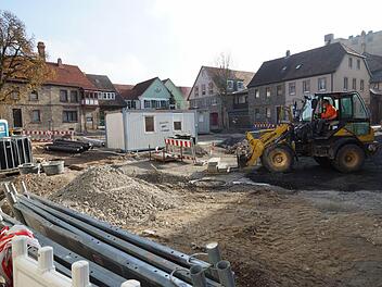 Der Viehmarkt ist ein Großbaustelle und bleibt es länger als geplant. Der Baum links im Bild wird gefällt. Foto: Arkadius Guzy