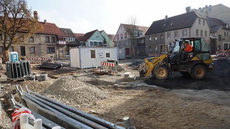 Der Viehmarkt ist ein Großbaustelle und bleibt es länger als geplant. Der Baum links im Bild wird gefällt. Foto: Arkadius Guzy