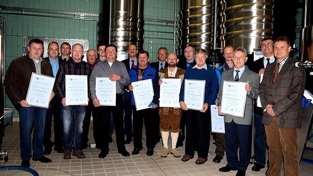 Brauereichef Hans Püls (Achter v.l.), im Bild mit Sohn Johannes (Siebter v.l.) und dem Seniorchef Hans Püls (Achter v.r.), würdigte bei einer Feier in seiner Brauerei die Arbeitsleistung der Betriebsjubilare. Foto: Dieter Radziej