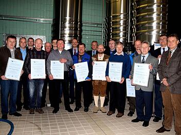 Brauereichef Hans Püls (Achter v.l.), im Bild mit Sohn Johannes (Siebter v.l.) und dem Seniorchef Hans Püls (Achter v.r.), würdigte bei einer Feier in seiner Brauerei die Arbeitsleistung der Betriebsjubilare. Foto: Dieter Radziej