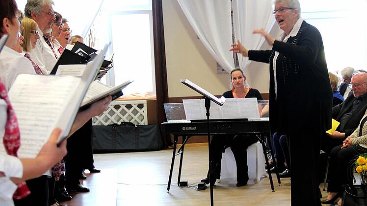 Harmonie Neuhaus: am Pult Christiane Brenner, am Piano Hella Commichau Foto: Johanna Blum