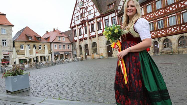 Carina Schneider in ihrer neuen Tracht vor dem Rathaus