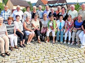 Bis heute sind sie fit, die 75-Jährigen aus Sand. Am liebsten würde man sich jährlich treffen.  Foto: Alfons Beuerlein