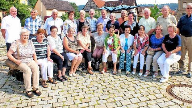 Bis heute sind sie fit, die 75-Jährigen aus Sand. Am liebsten würde man sich jährlich treffen.  Foto: Alfons Beuerlein