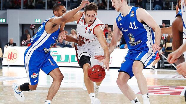 Fabien Causeur setzt sich gegen die beiden Frankfurter Markel Starks (l.) und Niklas Kiel (r.) durch. Der Bamberger Neuzugang war mit 18 Punkten bester Werfer seines Teams und wurde bei seinem Punktspieldeb&uuml;t gleich zum besten Mann des Spiels gek&uuml;rt. Foto: Daniel L&ouml;b