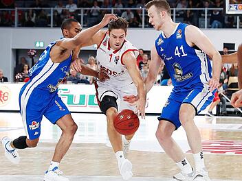 Fabien Causeur setzt sich gegen die beiden Frankfurter Markel Starks (l.) und Niklas Kiel (r.) durch. Der Bamberger Neuzugang war mit 18 Punkten bester Werfer seines Teams und wurde bei seinem Punktspieldebüt gleich zum besten Mann des Spiels gekürt. Foto: Daniel Löb