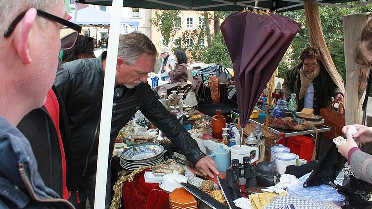 Beim Bamberger Antikmarkt kamen Liebhaber schöner alter Dinge voll auf ihre kosten. Foto: Michel Memmel