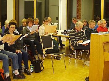 Der Dekanats-Chor Kronach bringt am Karfreitag Stölzels Brockes-Passion zum Klingen. Dekanatskantor Marius Popp gibt seinem Chor hierfür den letzten Schliff.  Foto: Heike Schülein