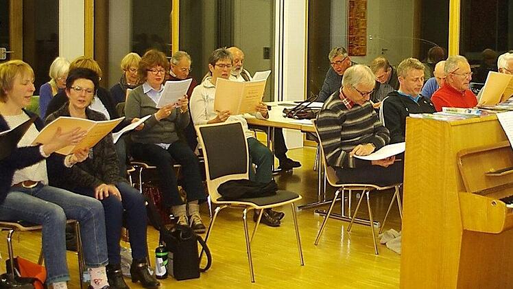 Der Dekanats-Chor Kronach bringt am Karfreitag Stölzels Brockes-Passion zum Klingen. Dekanatskantor Marius Popp gibt seinem Chor hierfür den letzten Schliff.  Foto: Heike Schülein