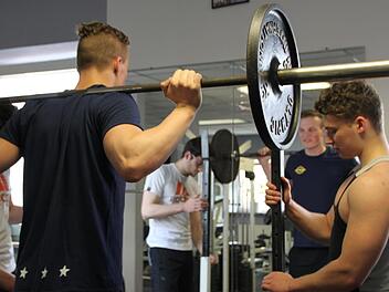 Leon Bernhard trainiert fünfmal in der Woche. Seine Freunde sind meistens mit dabei. Foto: Ulrike Müller