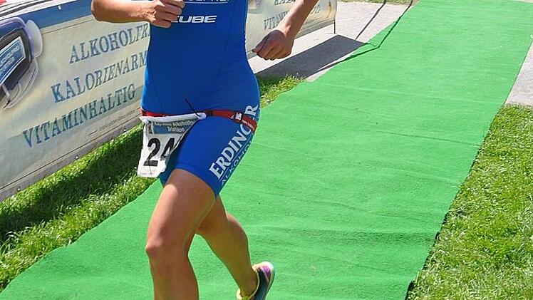 Zieleinlauf der Siegerin beim Volkstriathlon, Anna-Lena Pohl vom Team Erdinger. Foto: Karl Heinz Weber