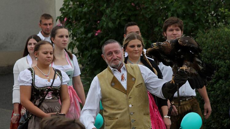 Günther Gabold aus der Greifvogelstation Stettfeld war mit seinem Liebling dabei.