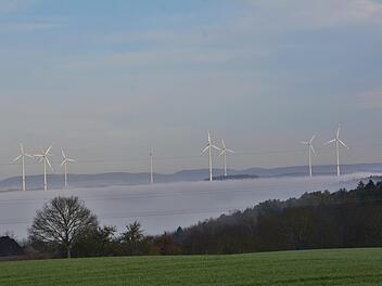 Die Windkrafträder und die Kuppen der Rhön ragen aus dem Nebel heraus. Hanns Friedrich