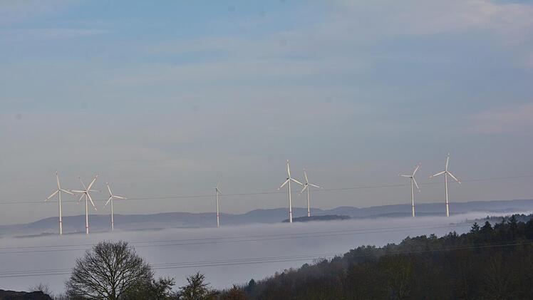 Die Windkrafträder und die Kuppen der Rhön ragen aus dem Nebel heraus. Hanns Friedrich