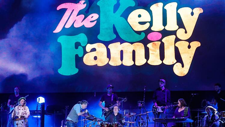 Bei ihrer Premiere in Coburg genossen die Mitglieder der Kelly Family die besondere Stimmung auf dem Schlossplatz.  Foto: Matthias Hoch