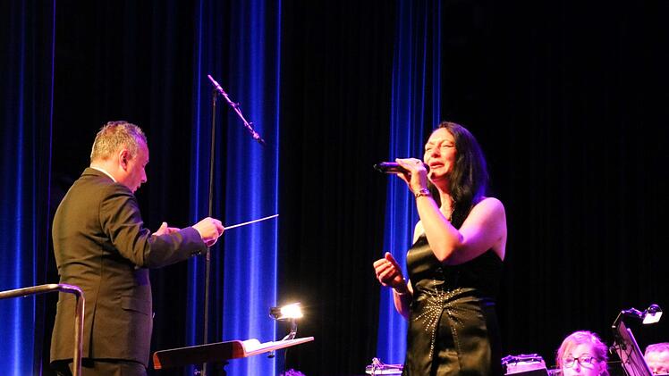 Mit bezaubernd unaufdringlichem Sopran sang Elke Höhn (links Kapellmeister Thomas Eschenbacher) George Gershwin.Klaus Klachka