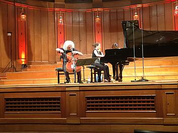 Mischa und Lily, Vater und Tochter, Violoncello und Klavier, eröffnen gerade  im Max-Littmann-Saal den Kissinger Sommer 2021 mit einem kurzweiligen Gute-Laune-Programm von Beethoven bis Piazzolla. Foto: Thomas Ahnert