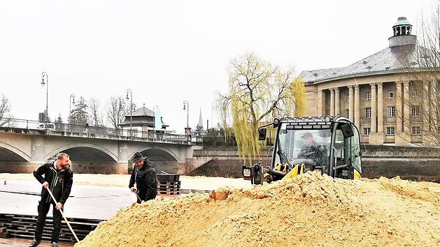 Einen Bagger brauchen die Stadtstrand-Betreiber Johannes (links) und Florian Griebel zur Verteilung der 180 Tonnen Quarzsand auf 1 500 Quadratmetern Strandfläche.
