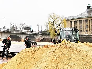 Einen Bagger brauchen die Stadtstrand-Betreiber Johannes (links) und Florian Griebel zur Verteilung der 180 Tonnen Quarzsand auf 1 500 Quadratmetern Strandfläche.