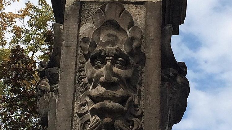 Wessen Gesicht ist an der Südseite des Kronacher Michaelsbrunnen zu sehen?