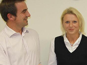 Bürgermeister  Förtsch heißt Gabriele Krüger willkommen.  Foto: löw