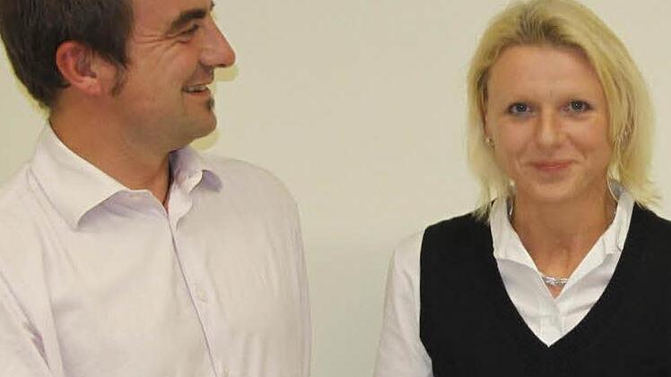 Bürgermeister  Förtsch heißt Gabriele Krüger willkommen.  Foto: löw