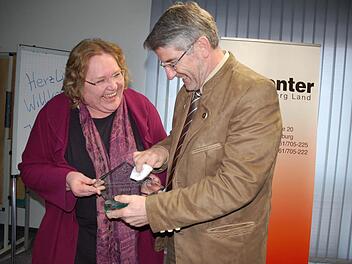 Brigitte Glos und Michael Busch bringen die Auszeichnung auf Hochglanz, die der Jobcenter Coburg Land für seine gute Arbeit im Vergangenen Jahr bekommen hat. Foto: Rainer Lutz