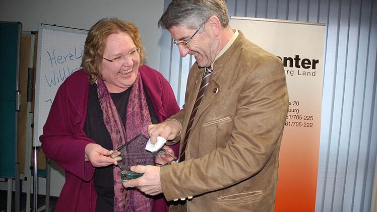 Brigitte Glos und Michael Busch bringen die Auszeichnung auf Hochglanz, die der Jobcenter Coburg Land für seine gute Arbeit im Vergangenen Jahr bekommen hat. Foto: Rainer Lutz