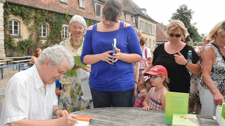 Beim Jubiläumsfest konnte man die erworbenen Bücher gleich signieren lassen. Foto: Gerhard Schmidt