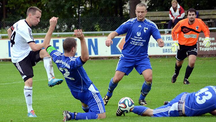 Und rein damit: Benjamin Göhr zieht ab und trifft für den TSV Röttenbach zur 1:0-Führung gegen die SpVgg Jahn Forchheim II. Zwar glich der Jahn nochmal aus, in der allerletzten Minute machte aber Stefano Kilger mit einem Traumtor den 2:1-Sieg des TSV klar. Foto: herzopress