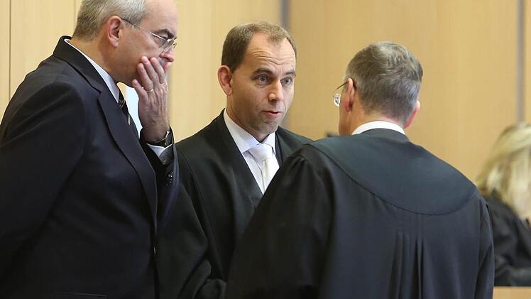 Kurz vor Prozessbeginn: Schulleiter Burkhard Spachmann mit seinen beiden Verteidigern Thomas Bittorf und Ekkehard Staritz.  Foto: Barbara Herbst